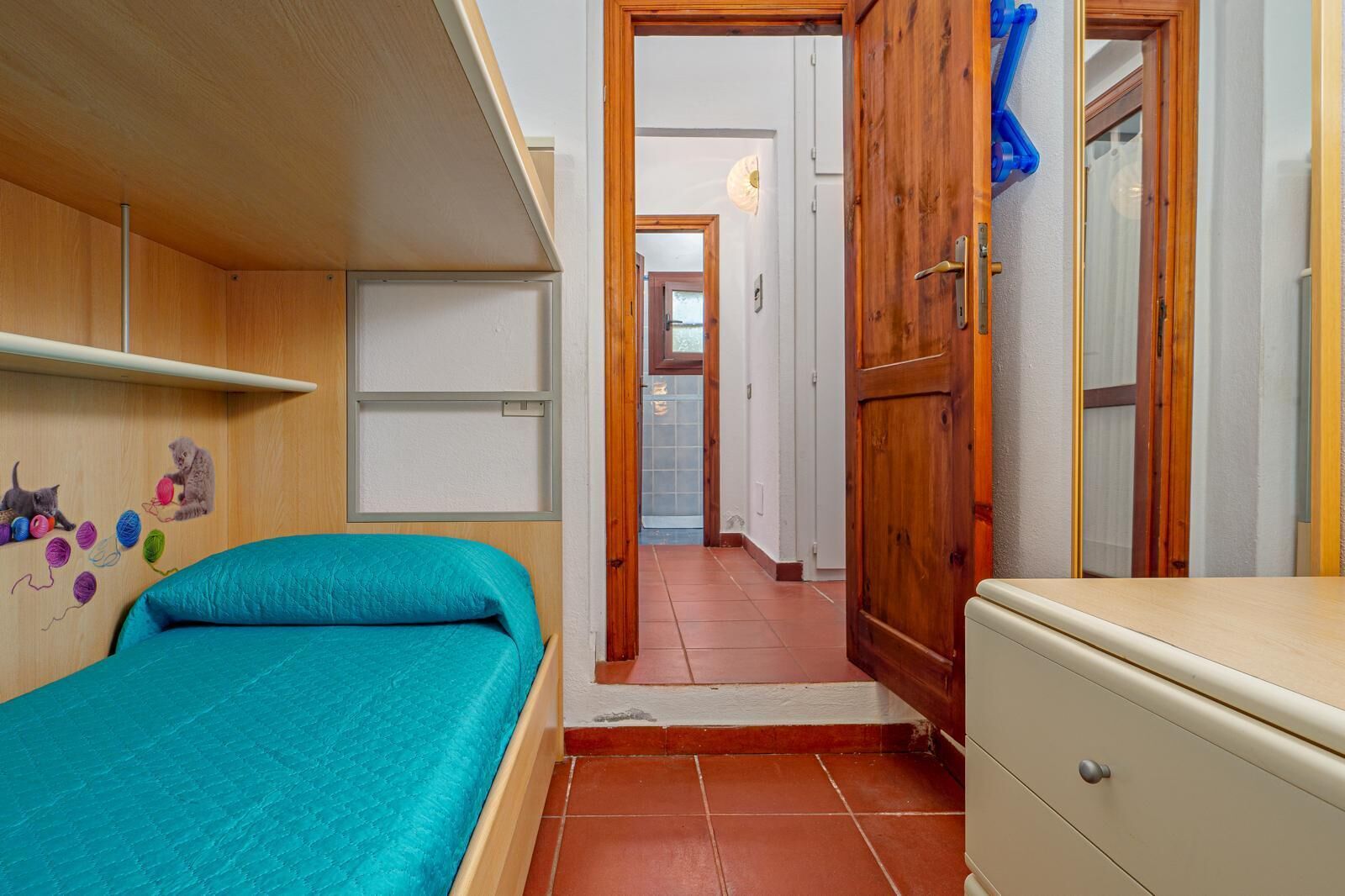 2 habitaciones, tabla de planchar con plancha y ropa de cama 