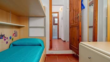 2 habitaciones, tabla de planchar con plancha y ropa de cama