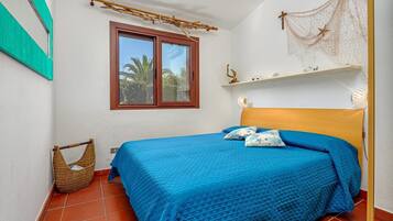 2 makuuhuonetta, silitysrauta/-lauta, vuodevaatteet