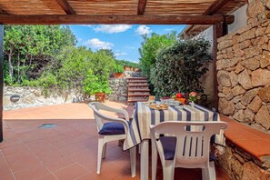 Outdoor dining - Holiday Home 'La Casedda Di Nina' with Sea View, Private Terrace and Air Conditioning (Palau)