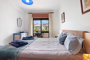 1 bedroom, iron/ironing board, free WiFi, bed sheets - Apartment 'Beach House-5 Minutos A Pé Da Praia' with Shared Garden, Wi-Fi and Air Conditioning (Manta Rota)