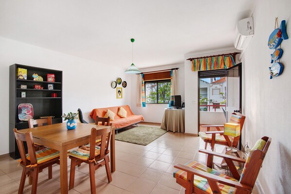 TV - Apartment 'Beach House-5 Minutos A Pé Da Praia' with Shared Garden, Wi-Fi and Air Conditioning (Manta Rota)