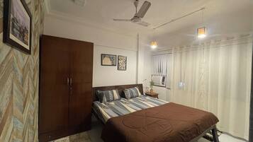 2 bedrooms, iron/ironing board, WiFi, bed sheets