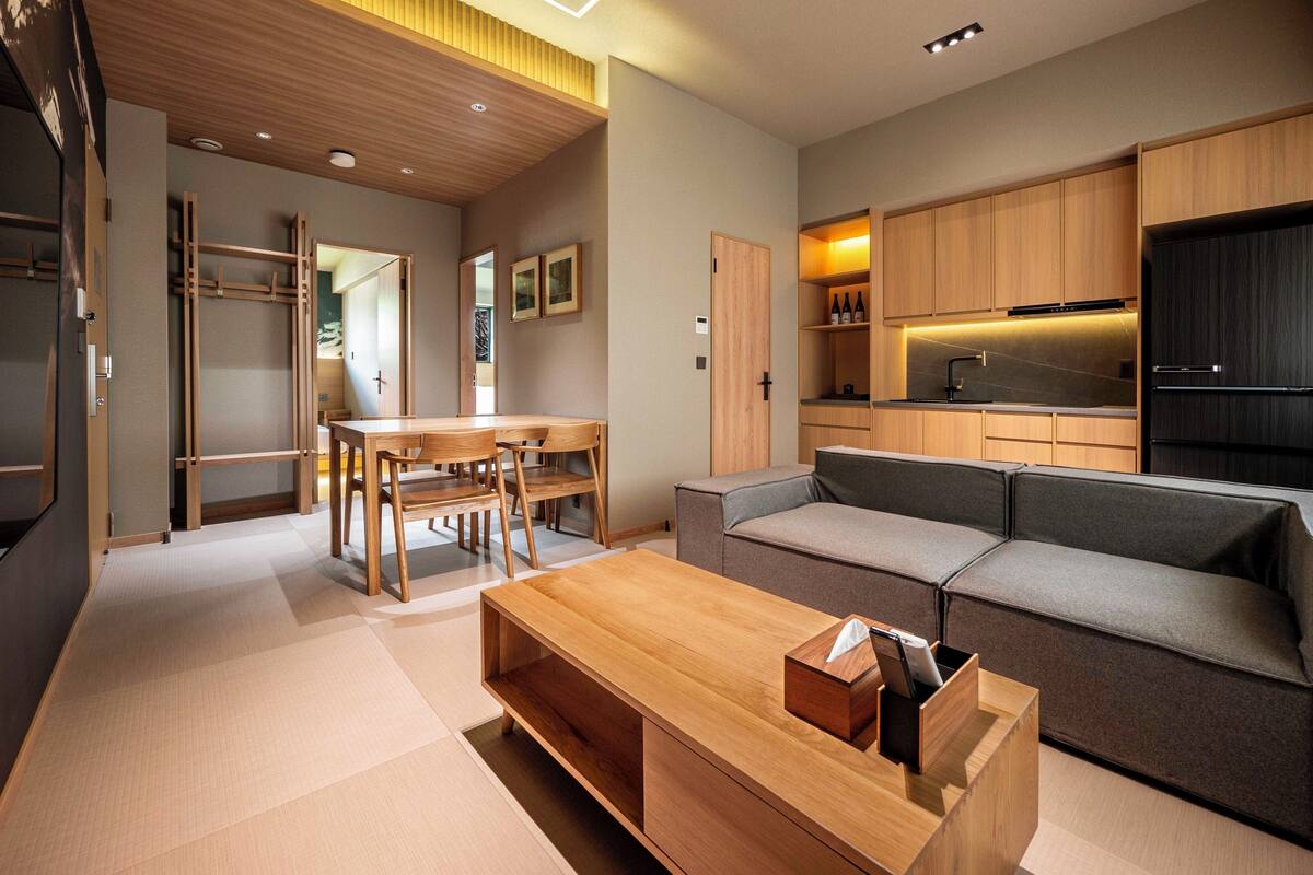 Deluxe Apartment, Mountain View | 2 bedrooms, in-room safe, laptop workspace, WiFi (free)