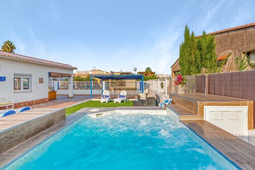 Villa 'Mediterraneo' mit privatem Pool, Wi-Fi und Klimaanlage