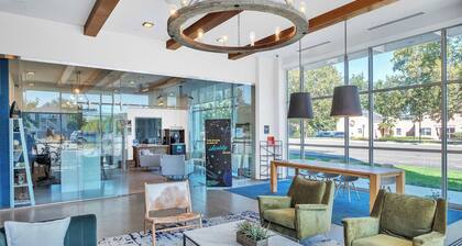 Fall Escape Near Downtown & Greenbelt