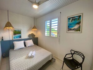 1 bedroom, travel crib, free WiFi, bed sheets - La Maison Bleue - Sainte-Anne (STE ANNE)