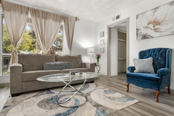 TV - Uptown very cute 1 Bdrm Apt near Deep Ellum (Dallas)