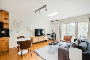 Una televisión, un reproductor estéreo