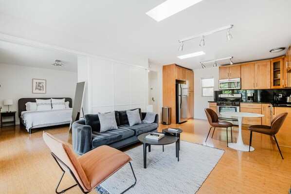 Una televisión, un reproductor estéreo