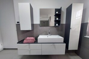 Douche, serviettes fournies