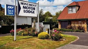 Een bord voor Monument Motor Lodge, met een zichtbaar Sky-kanaal logo.
