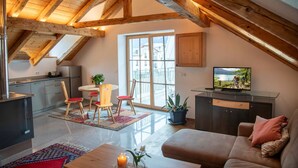Ein Loft-Zimmer mit Küche, Essbereich und Wohnbereich.