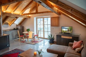 Televisión y chimenea 