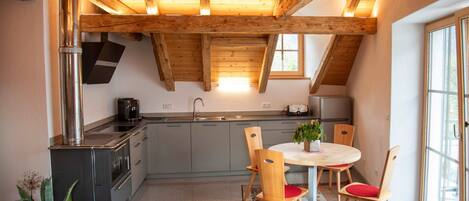 Jääkaappi, mikroaaltouuni, uuni, liesi