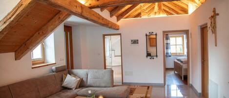 Una televisión, una chimenea