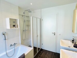 Douche, articles de toilette gratuits, sèche-cheveux