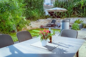 Outdoor dining - Apartment 'Fewo Bodenseeoase' with Lake View, Private Terrace and Wi-Fi (Öhningen-Wangen)
