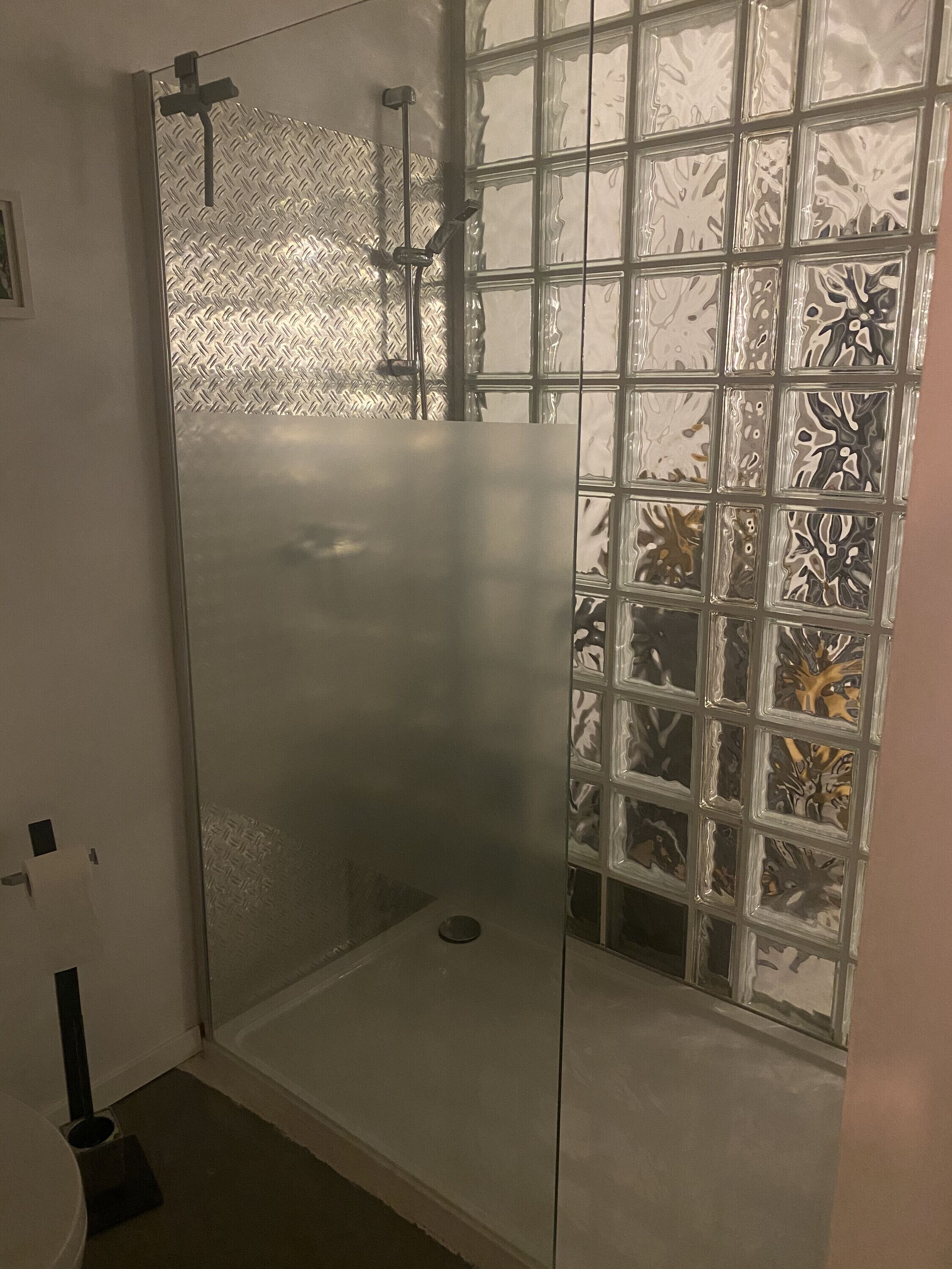 Douche, sèche-cheveux, serviettes fournies