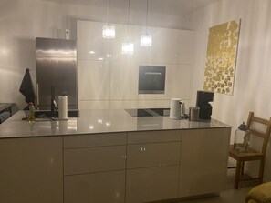 Fridge, microwave, oven, stovetop - Holiday Home 'Fancy Bungalow Rand Hamburg' with Private Terrace, Shared Garden and Wi-Fi (Henstedt-Ulzburg)