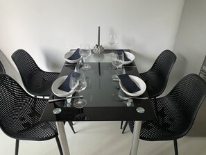 Dining - Holiday Home 'Fancy Bungalow Rand Hamburg' with Private Terrace, Shared Garden and Wi-Fi (Henstedt-Ulzburg)