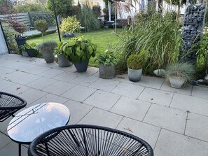 Terrace/patio - Holiday Home 'Fancy Bungalow Rand Hamburg' with Private Terrace, Shared Garden and Wi-Fi (Henstedt-Ulzburg)