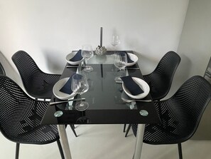 Dining - Holiday Home 'Fancy Bungalow Rand Hamburg' with Private Terrace, Shared Garden and Wi-Fi (Henstedt-Ulzburg)