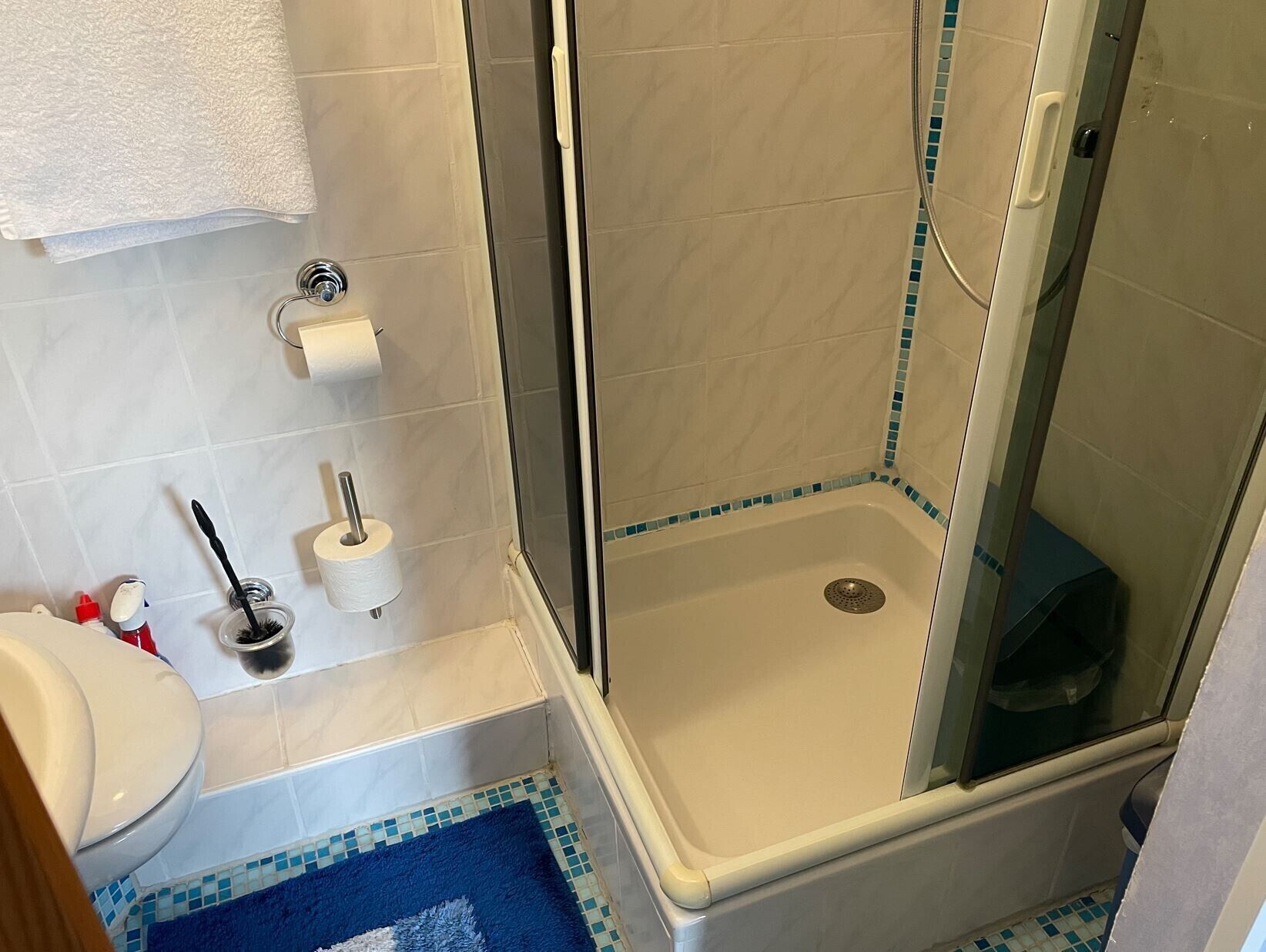 Ein Badezimmer mit Dusche, Toilette und Waschbecken.