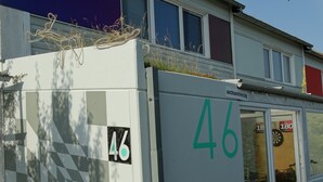 Een gebouw met een zwart-witgekleurd gevel en het nummer 46.