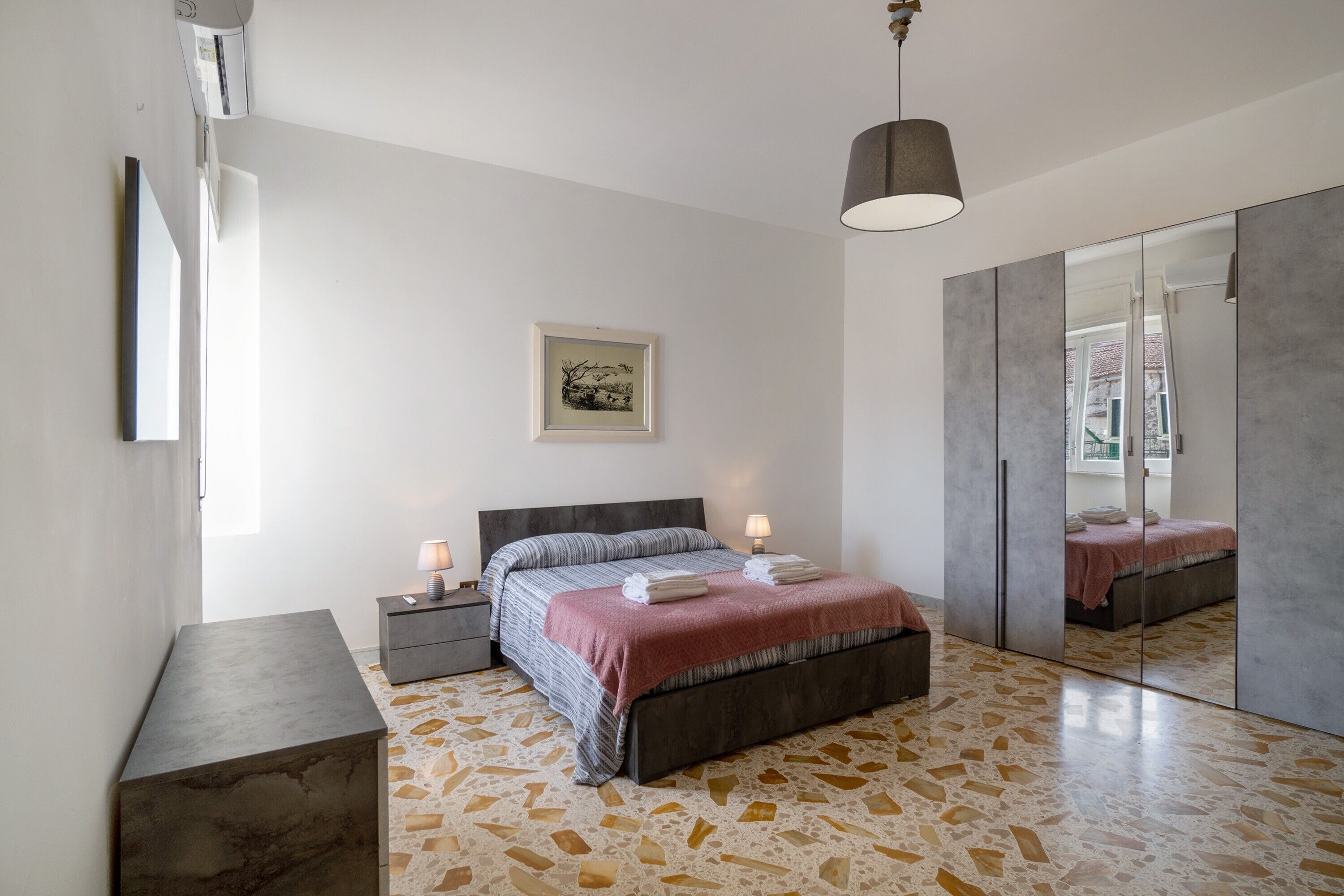 2 slaapkamers, een strijkplank/strijkijzer, gratis wifi, beddengoed