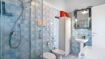 Douche, sĂšche-cheveux, serviettes fournies