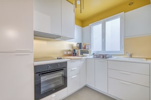 Fridge, microwave, oven, stovetop