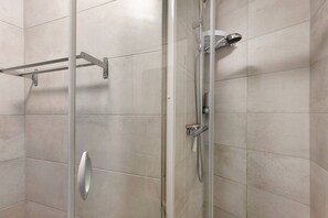 Shower, hair dryer, towels - Chez Christian – Air-conditioned Apartment in the Heart of Bordeaux (Bordeaux)