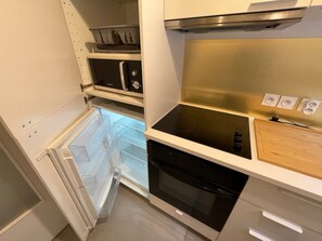 Refrigerador, microondas, horno y parrilla de estufa 