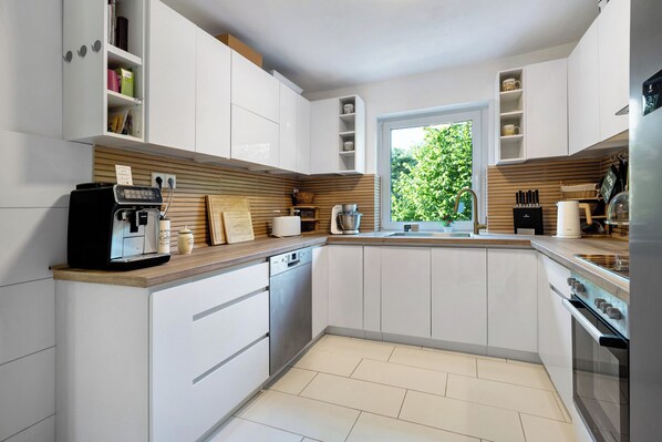 Kühlschrank, Mikrowelle, Ofen, Herdplatte