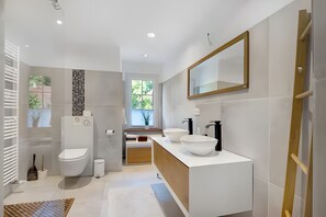 Doccia, asciugacapelli, asciugamani