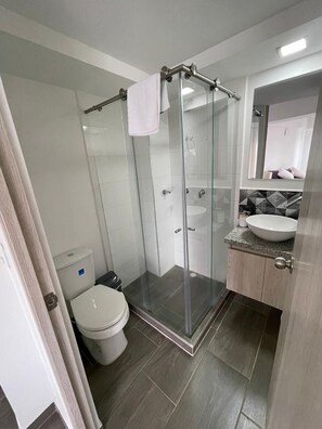 Panoramic Apartment, 2 Bedrooms, City View, Tower | Bathroom | Shower, hair dryer, towels, soap - Apartamentos Norte de Armenia (Armenia)