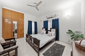 5 bedrooms, desk, iron/ironing board, free WiFi