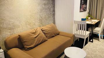 Quarto família, vista para o jardim | Área de estar