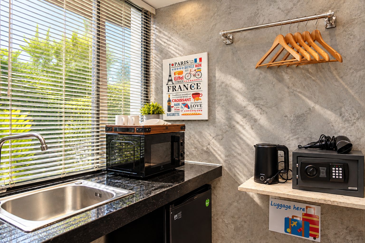 La cuisine est équipée d’un four à micro-ondes encastré, d’une machine à café et d’une bouilloire. Un panneau sur le mur fait la promotion d’une balade à vélo et d’un petit-déjeuner à la française.