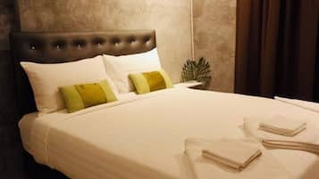 Standard Room | 1 bedroom, in-room safe, blackout drapes, iron/ironing board