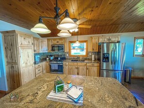 Réfrigérateur, micro-ondes, lave-vaisselle, cafetière/bouilloire