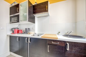 Jääkaappi, mikroaaltouuni, uuni, liesi