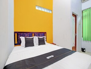 Premium bedding, free WiFi, bed sheets - Hotel O Hotel New Tirken (Tegal)