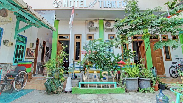Entrada de un hotel con un cartel que dice "HOTEL TIRKEN".