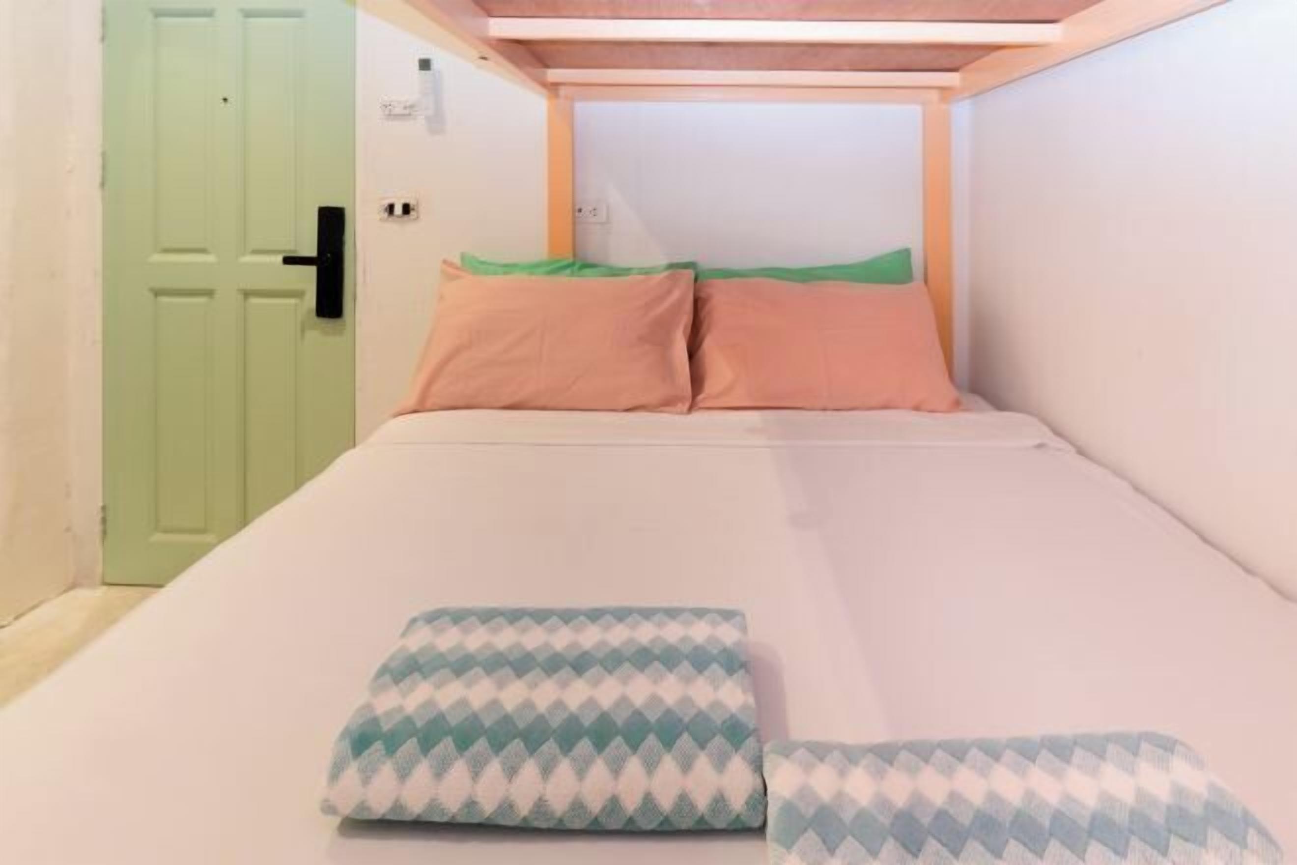 Työpöytä, äänieristys, vuodevaatteet