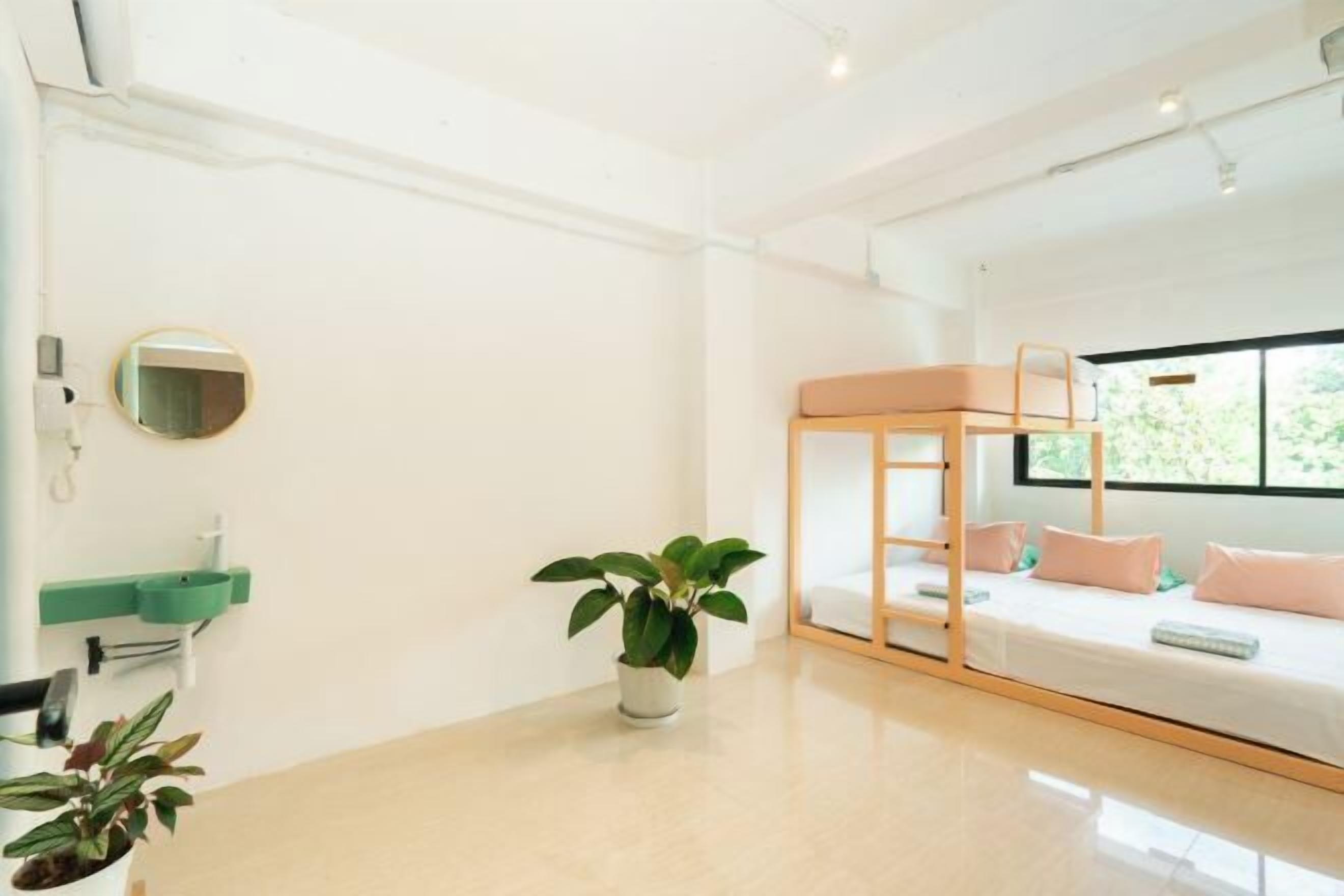 Työpöytä, äänieristys, vuodevaatteet