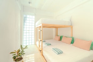 Familie tweepersoonskamer | Een bureau, geluiddichte muren, beddengoed