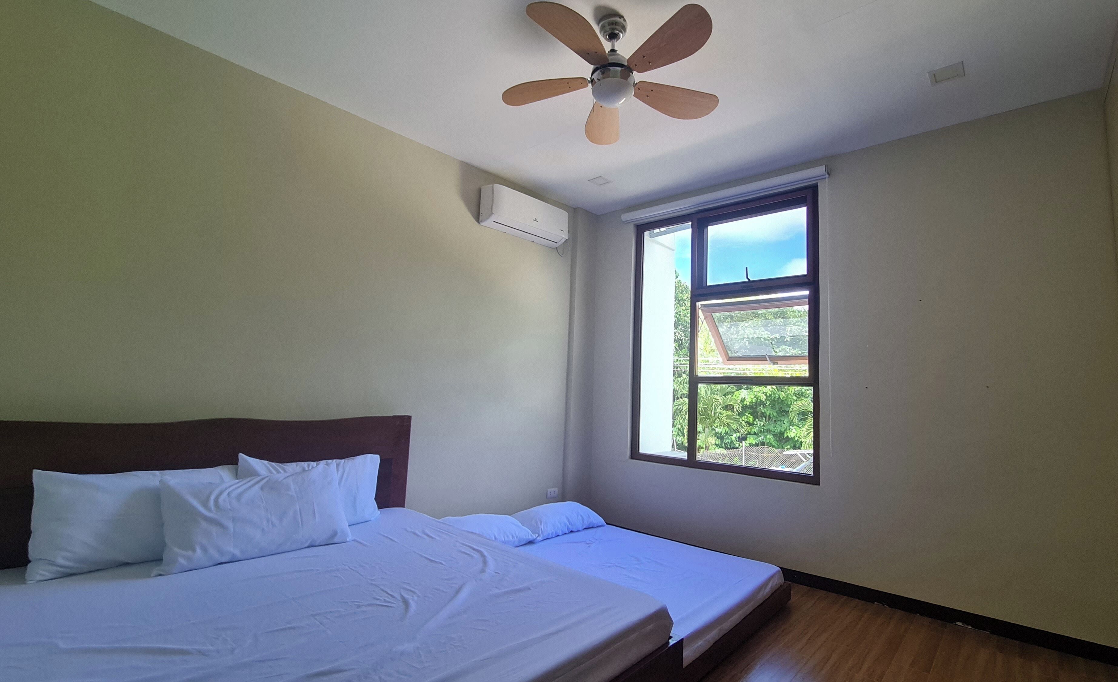 4 bedrooms, desk, iron/ironing board, WiFi