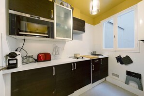 Réfrigérateur, micro-ondes, four, plaque de cuisson